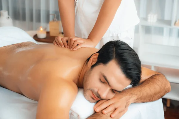 Kaukasiska Mannen Kund Njuter Avkopplande Stress Spa Massage Och Skämma — Stockfoto