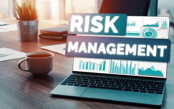 商业投资概念的风险管理和评估 现代界面展示了风险计划分析中的战略符号 以控制不可预测的损失并建立财务安全 — 图库照片