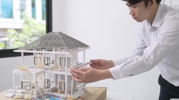 Primo Piano Ingegnere Architetto Professionista Maschio Misurare Modello Casa Utilizzando — Video Stock