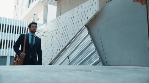 Умный Бизнесмен Поднимается Лестнице Уверенностью Рядом Зданием Профессиональный Менеджер Проекта — стоковое видео
