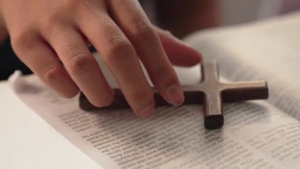 기독교 가톨릭 추종자와 헌신과 성취의 감각은 믿음에 부드럽게 성경을 종교기도와 — 비디오