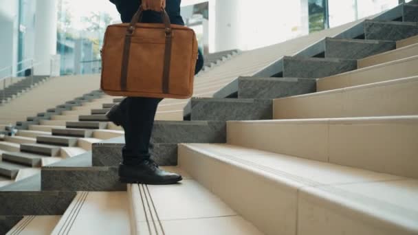 Крупним Планом Ділова Нога Піднімається Сходах Успішна Людина Піднімається Сходах — стокове відео