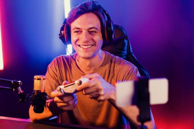 Kontrol kumandalı akıllı oyun flamasının tadını çıkarın. Modern teknoloji siber aydınlatma odasındaki yetenekli oyuncularla akıllı telefon reklamı üzerinden canlı yayın yapın. Bireysel.