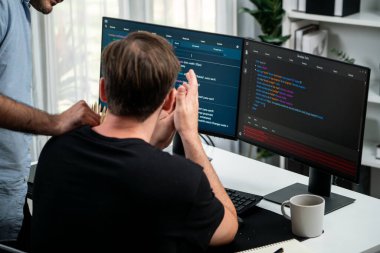 BT geliştiricileri pc ekranında çevrimiçi yazılım geliştirme bilgisini tartışıyor, web sitesindeki son sürüm uygulaması için program kodlaması oluşturuyorlar. Beyin fırtınası yazılımı kavramı güncellendi. Satılabilir.