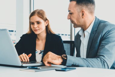 İş adamı yöneticisi, modern işyerinde çalışan bir iş kadınıyla görüşmede. Kurumsal iş adamları konsepti. uds