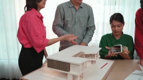 Οικιακός Σχεδιαστής Που Χρησιμοποιεί Αρχιτεκτονικό Εξοπλισμό Σχεδιάζει Ένα Σχέδιο Ενώ — Αρχείο Βίντεο