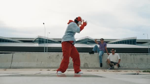 Щасливий Хіп Хоп Чоловік Носить Навушники Махаючи Рухаючи Рукою Мосту — стокове відео