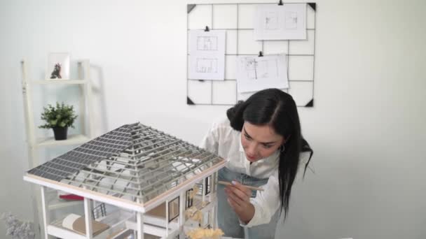Detailní Záběr Mladé Krásné Inteligentní Inženýrky Zaměřuje Měření Modelu Domu — Stock video