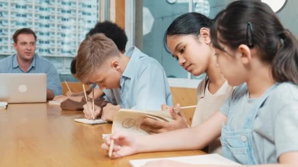 선생님 프로그램에 가르치는 코카서스 아이디어에서 아시아 교실에 앉아있는 창조적인 에디케이션 — 비디오