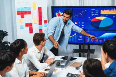 Ofiste sunum ya da analist ekibiyle toplantı odasında mali verileri analiz etmek için BI Fintech 'i kullanmak. İş adamları stratejik planlama için TV ekranında BI gösterge panelini inceliyor.
