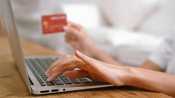 妇女在网上购物或付费 在网上浏览销售现代生活方式的物品 并利用信用卡从受生动的网络安全软件保护的钱包中进行在线支付 — 图库照片