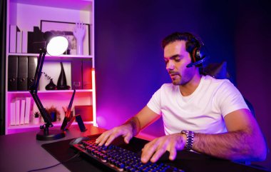 Ciddi yüz oyunları konsantrasyon oyuncuları misyonda geçmeye çalışan oyun oyuncuları, kulaklık ve mikrofonları kullanarak diğer insanları neon ışıklı stüdyo odasında canlı yayında iletişim kurmak için kullandılar. Tahmin et..