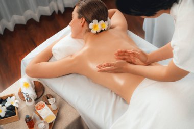 Kafkasyalı kadın müşteri stres önleyici spa masajının keyfini çıkarıyor ve lüks otel ya da oteldeki gündüz açık ortam güzellik salonunda güzellik teniyle eğleniyor. Sessiz.