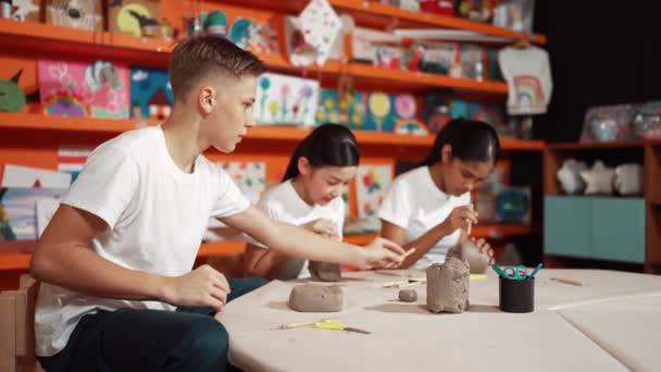 Группа Счастливых Умных Студентов Работающих Глиняным Искусством Мастерской Гончарному Делу — стоковое видео