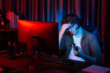 Stresli genç oyun flaması takımı bilgisayar savaşında Esport 'un joystick' i ile oynuyor. Daha zor kaybedilen oyunu kazanmak için radyonun neon ışıklı modern odasında bir sonraki strateji planı deneniyor. Toplayıcı.