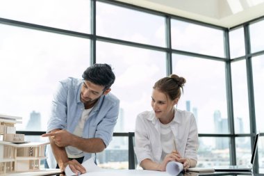 Mesleki çeşitlilik gösteren mühendis takımı ev modelini tasarlamak için birlikte çalışıyor. Bir grup başarılı iş adamı ev yapısını tartışıyor ve beyin fırtınası yapıyorlar. İnşaat mühendisliği. İzleme.