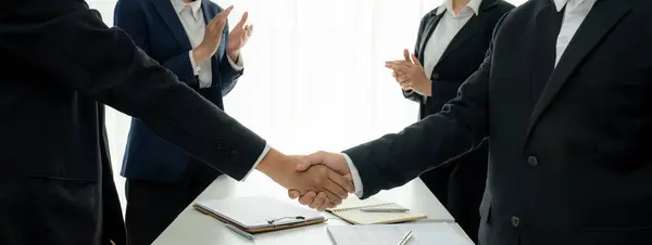 Dwa Biznesowe Uściski Dłoni Zarządzie Umowa Pieczętująca Połączenie Dwóch Firm — Zdjęcie stockowe