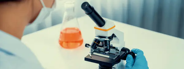 Badaczka Laboratoryjna Opracowuje Nową Medycynę Lub Leczy Pomocą Mikroskopu Postęp — Zdjęcie stockowe