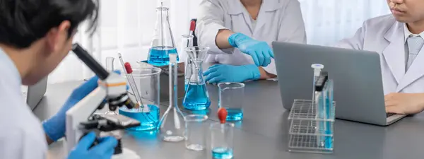 Dedicated Group Scientist Conduct Chemical Experiments Research Medical Lab Groundbreaking — Stock Photo, Image
