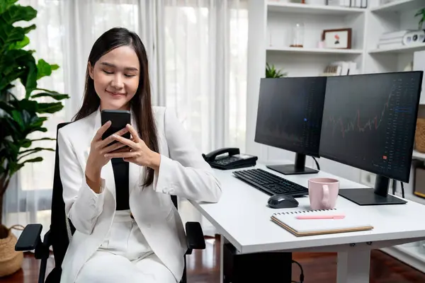 Sonriente Joven Mujer Negocios Asiática Con Cara Feliz Mirando Teléfono — Foto de Stock