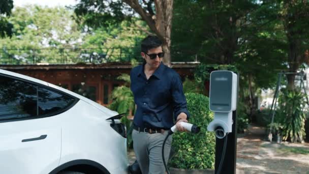 Hombre Cámara Lenta Transporte Urbano Sostenible Con Coche Eléctrico Recarga — Vídeos de Stock