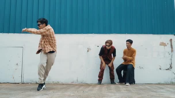 Ung Streetdansare Dansar Hiphop Stil Med Mångkulturella Vänner Som Jublar — Stockvideo