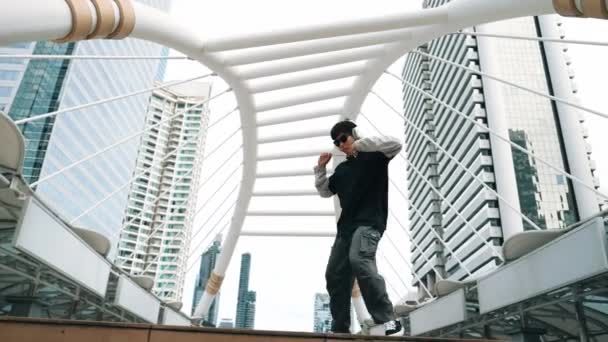 Unga Asiatiska Hipster Visa Fotsteg Centrum Omger Människor Snygg Mode — Stockvideo