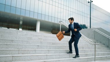 Başarılı bir iş adamı ayakta durarak satışların artmasını kutluyor. Mutlu proje yöneticisi ya da lider başarılı bir projeyle gurur duyuyor, terfi alıyor, iş buluyor. Aşırı sevinç ve mutluluk. Sevinçli..