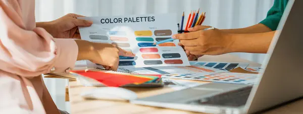 プロのインテリアデザイナーのクロップされたイメージは 色のウォッチとカラーパレットの文書と比較して同僚と色素材を議論します クリエイティブデザインコンセプト ヴァリーゲート — ストック写真