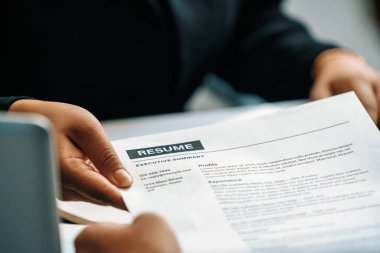 Çalışan adayın yakın görüntüsü CV 'yi röportaj yapan insan kaynakları müdürüne teslim eder. İş başvurusu, işe alım ve işçi alma konsepti. uds