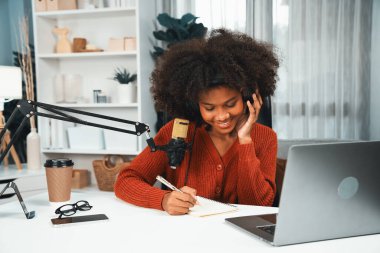 Güzel Afrikalı kadın sunucu kanalı çevrimiçi yayın yoluyla konuşuyor pazarlama öğretiyor, dinleyicileri canlı ya da çevrimiçi. İş yerindeki herhangi bir yer kavramı. Tatlandırıcı.