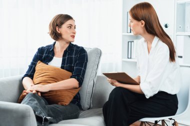 Psikolog, depresyon ya da hayattaki başarısızlıktan sonra keder tedavisi gören üzgün bir kadın. Hayal kırıklığına uğramış genç bir kadın klinikteki duygular hakkında bir psikologla konuşuyor.