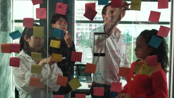 Glada Affärsteam Firar Framgångsrikt Projekt Vid Glasvägg Grupp Professionella Olika — Stockvideo