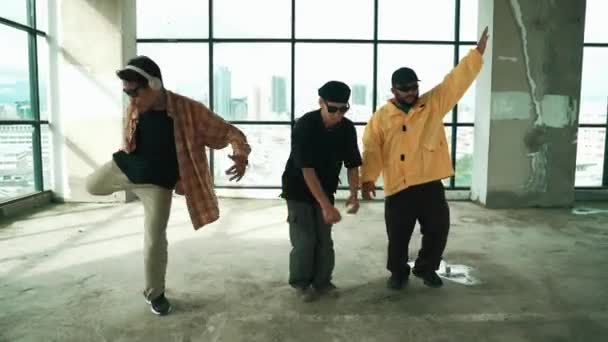 다문화 댄스와 음악으로 이동합니다 힙스터 그룹은 스카이 스크래퍼보기와 건물에서 자유형 — 비디오