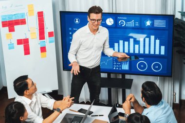 Ofiste sunum ya da analist ekibiyle toplantı odasında mali verileri analiz etmek için BI Fintech 'i kullanmak. İş adamları stratejik planlama için TV ekranında BI gösterge panelini inceliyor.