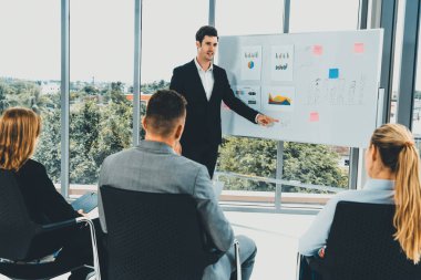 İş kadınları ve işadamları ofis odasında grup toplantısına katılıyorlar. Şirket iş ekibi konsepti. uds