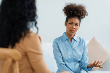 Travma sonrası stres bozukluğu olan üzgün bir kadın psikoloğu, depresyon ya da kalp yetmezliğinden sonra üzüntülü bir ruh sağlığı terapisi görüyor. Hayal kırıklığına uğramış genç bir kadın klinikteki duygular hakkında bir psikologla konuşuyor.