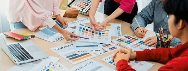Profesional Arquitecto Diseñador Equipo Lluvia Ideas Sobre Selección Color Mientras —  Fotos de Stock