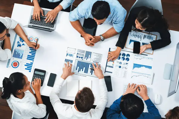 利用Bi Fintech分析会议室中的财务数据的顶级分析小组 分析Bi仪表板在纸上的权力 为商业洞察力和战略营销规划 谨慎的人 — 图库照片