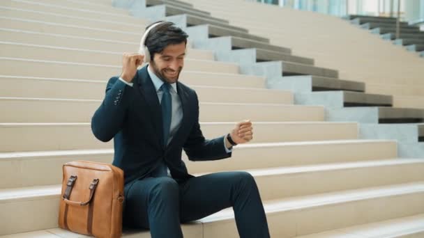 Müdür Merdivenlerde Otururken Kulaklıktan Müzik Dinliyor Eğleniyor Profesyonel Adamı Dans — Stok video