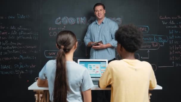 Profesyonel Öğretmen Tableti Tutarken Karatahtadaki Programlama Sistemini Açıklarken Karışık Irklı — Stok video