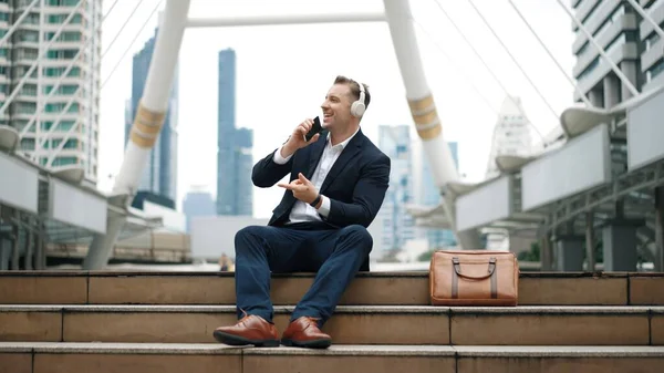 Профессиональный Бизнесмен Слушает Наушники Использует Телефонную Запись Голоса Сидя Лестнице — стоковое фото