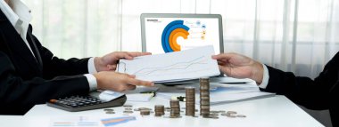 İş zekası analisti dizüstü bilgisayardaki BI yazılımını kullanarak finansal veri göstergesini ve büyüme destesini analiz ederek iş teknolojisini sembolize ediyor. Panorama 'da yatırım kararı. Kurnaz.