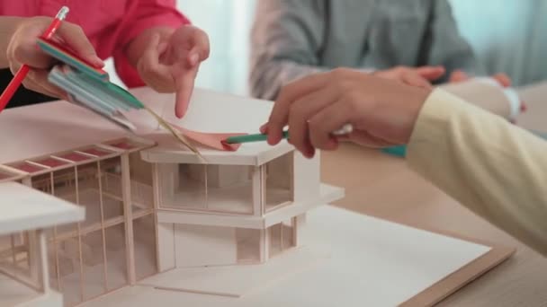 Diseñador Casas Cámara Lenta Que Utiliza Equipos Arquitectónicos Dibuja Plano — Vídeos de Stock
