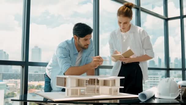 Biały Architekt Zespół Inżynierów Pracujących Razem Nad Pomiarem Modelu Domu — Wideo stockowe