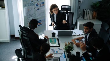 Yetenekli bir takımın toplantıda birlikte çalışmasının en iyi görüşü. Menajer finansal belgeye bakarken borsaya yatırım yapmaya karar veriyor. Akıllı grup iş verilerini analiz eder. Zaman aşımı. Müdürlük.