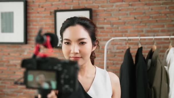Γυναίκα Influencer Πυροβολούν Ζωντανή Ροή Vlog Βίντεο Αναθεώρηση Ρούχα Μέσα — Αρχείο Βίντεο
