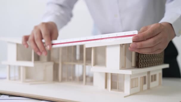 Профессиональный Мужчина Архитектор Использующий Линейку Измерения Длины Модели Дома Время — стоковое видео