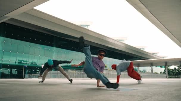 Grupo Diversos Hipsters Bailarines Callejeros Haciendo Girar Cabeza Frente Centro — Vídeo de stock