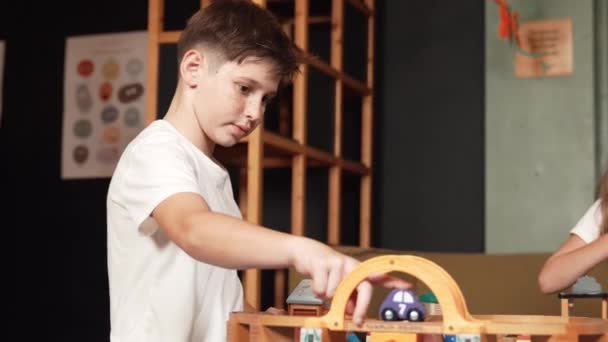 Młody Biały Mądry Chłopiec Bawiący Się Zabawkę Samochodową Przedszkolu Wielokulturowym — Wideo stockowe
